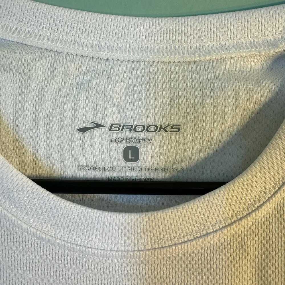 Women’s , Brooks, women’s running shirt, size large. - Picture 2 of 4